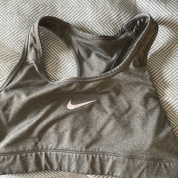 Nike sports bras - Picture 5 of 8